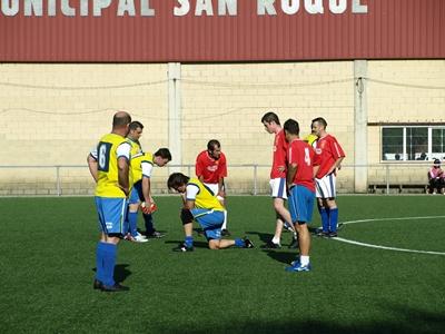 Los jugadores calentando antes del partido