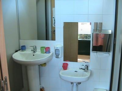 Fotografía del cuarto de baño disponible en la Ludoteca infantil